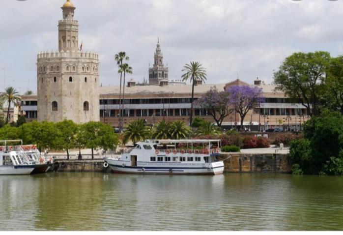 Apartamento Acogedor Junto A Calle Betis, Triana-Los Remedios Sevilla Kültér fotó